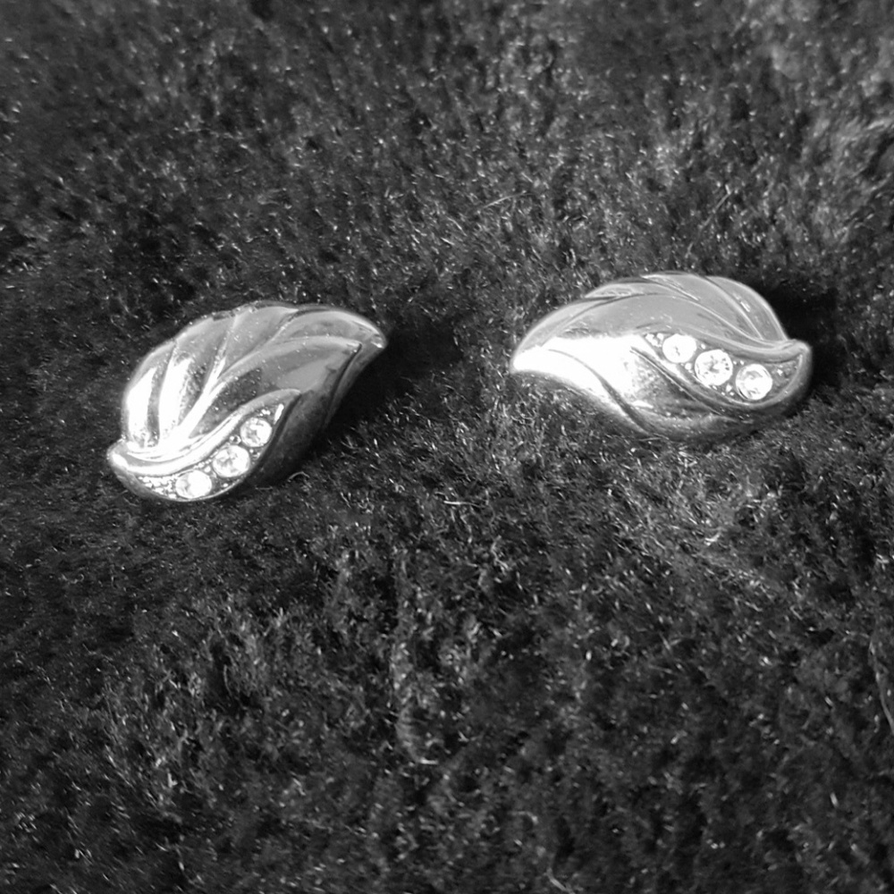 Stylized leaf earrings